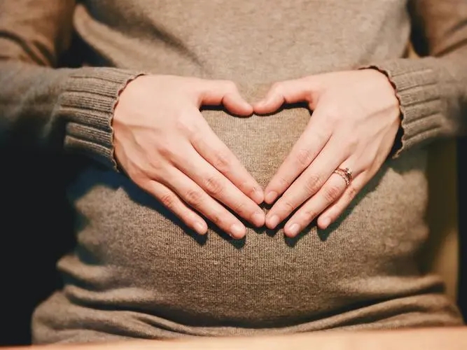  摸一个地方就知道怀没怀孕图片，3个月以上腹部可摸到硬包块