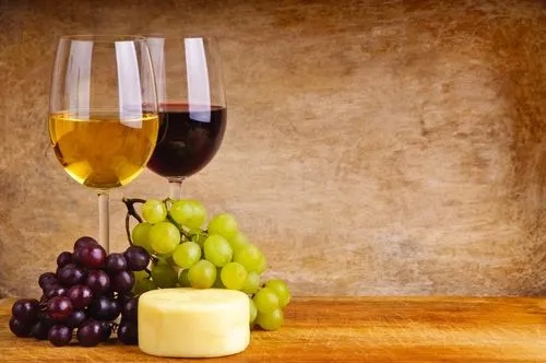 白葡萄酒和红葡萄酒的区别及功效那个好，白葡萄酒开胃红葡萄酒延缓衰老