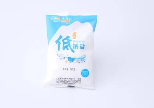 低钠盐和普通盐的区别哪个更好，高血压年龄大人群适用低钠盐