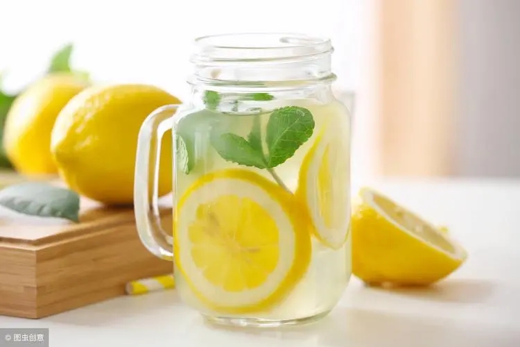 柠檬蜂蜜水的正确做法视频，柠檬去籽加蜂蜜加盐