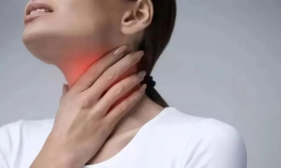 嗓子疼是新型冠状病毒吗不发烧，不一定/可能咽喉部出现炎症