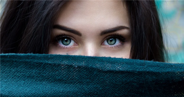 18岁女孩右眼为什么蓝瞳，与虹膜异色症有关