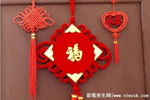 中国结挂在家中哪个位置最好，挂在客厅正墙或者走廊