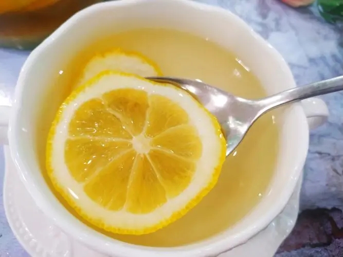 柠檬泡水的正确方法热水还是冷水，温水带皮冲泡（用食盐揉搓干净