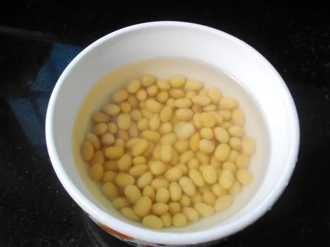 黄豆退烧3分钟秘方煮水退烧的方法，本质就是多喝热水