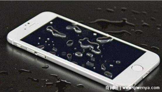手机进水了怎么处理比较好，关机后拭干水分(避免烧坏主板)